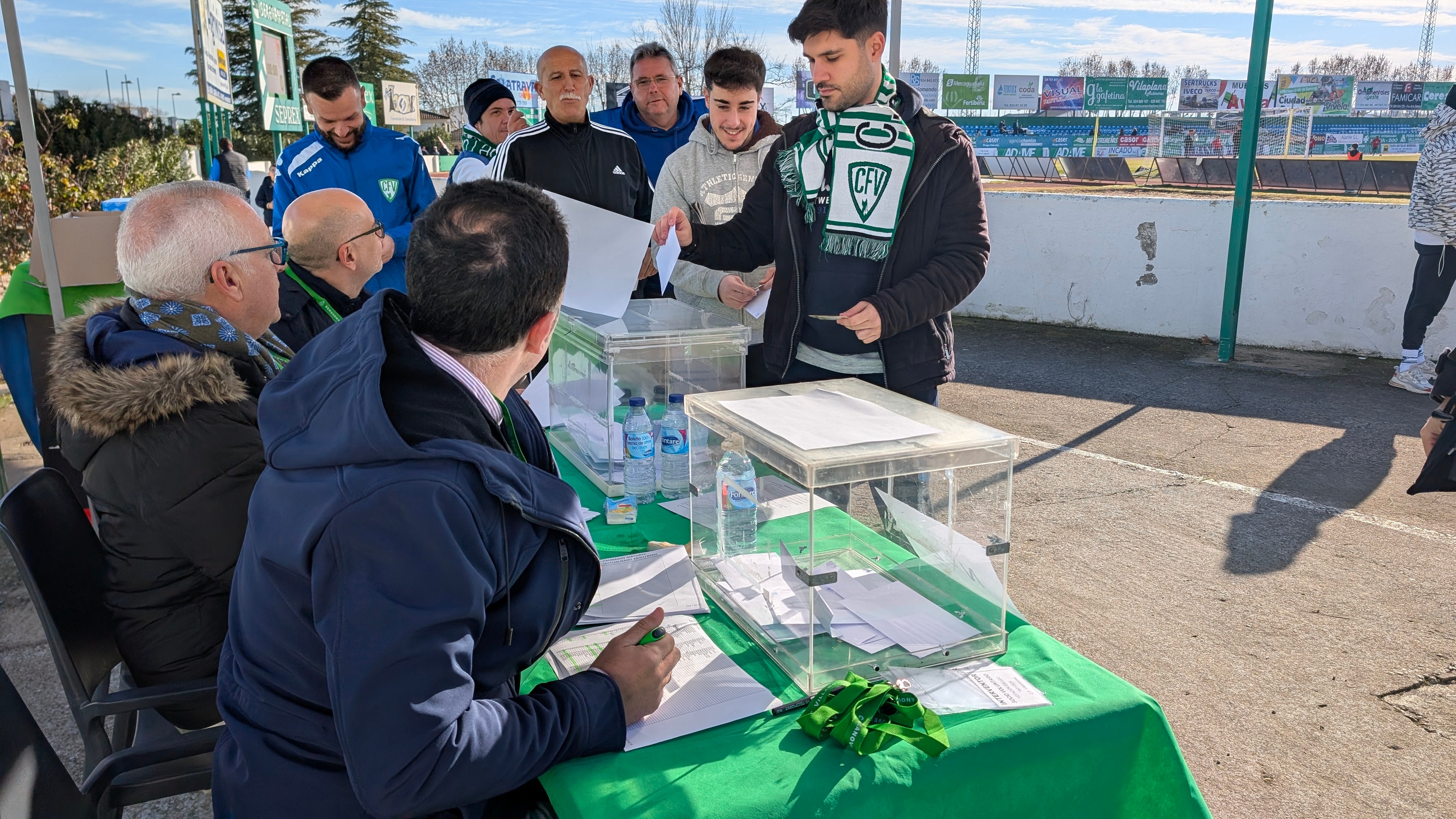 Aficionados del Villanovense votan por el cambio de escudo.