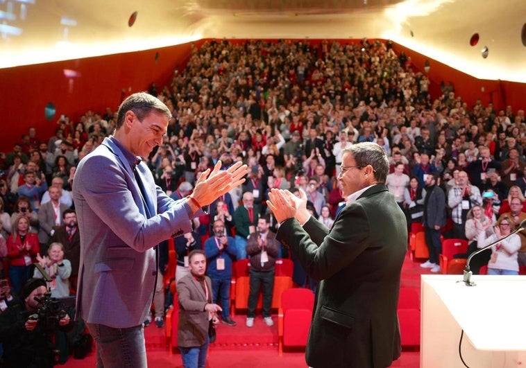 El presidente del Gobierno, Pedro Sánchez, y Miguel Ángel Gallardo, secretario general del PSOE de Extremadura.