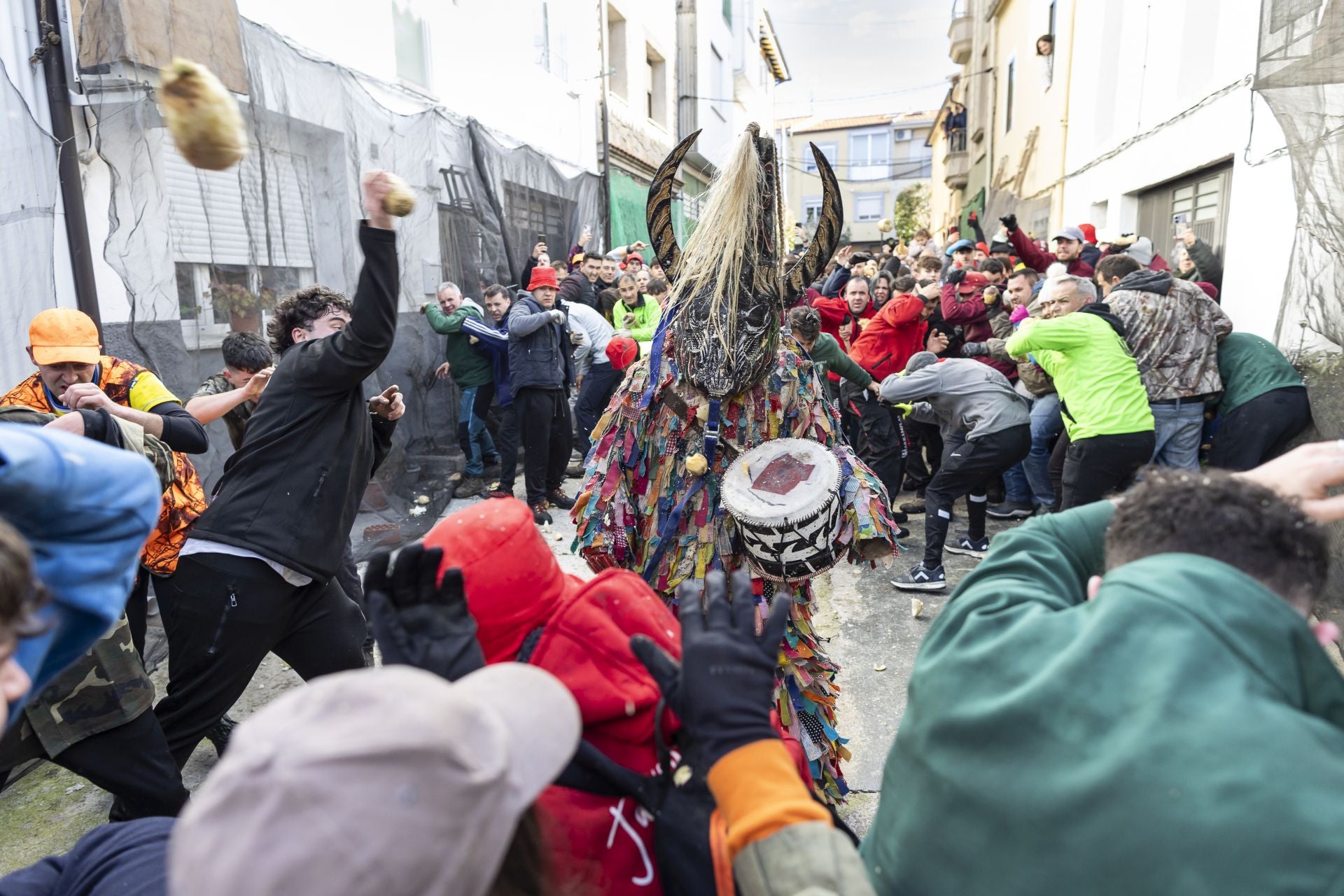 Toneladas de nabos caen sobre Jarramplas