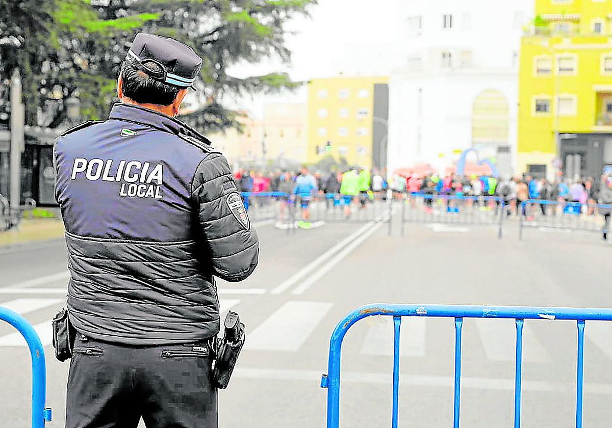 Policía local en la Vuelta al Baluarte que se suspendió el año pasado por falta de agentes.