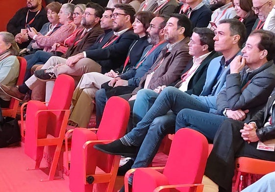 Gallardo, con Pedro Sánchez y Vara, en el congreso del PSOE extremeño.