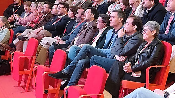 Gallardo logra un 87% de apoyo a la Ejecutiva que plasma la integración del PSOE