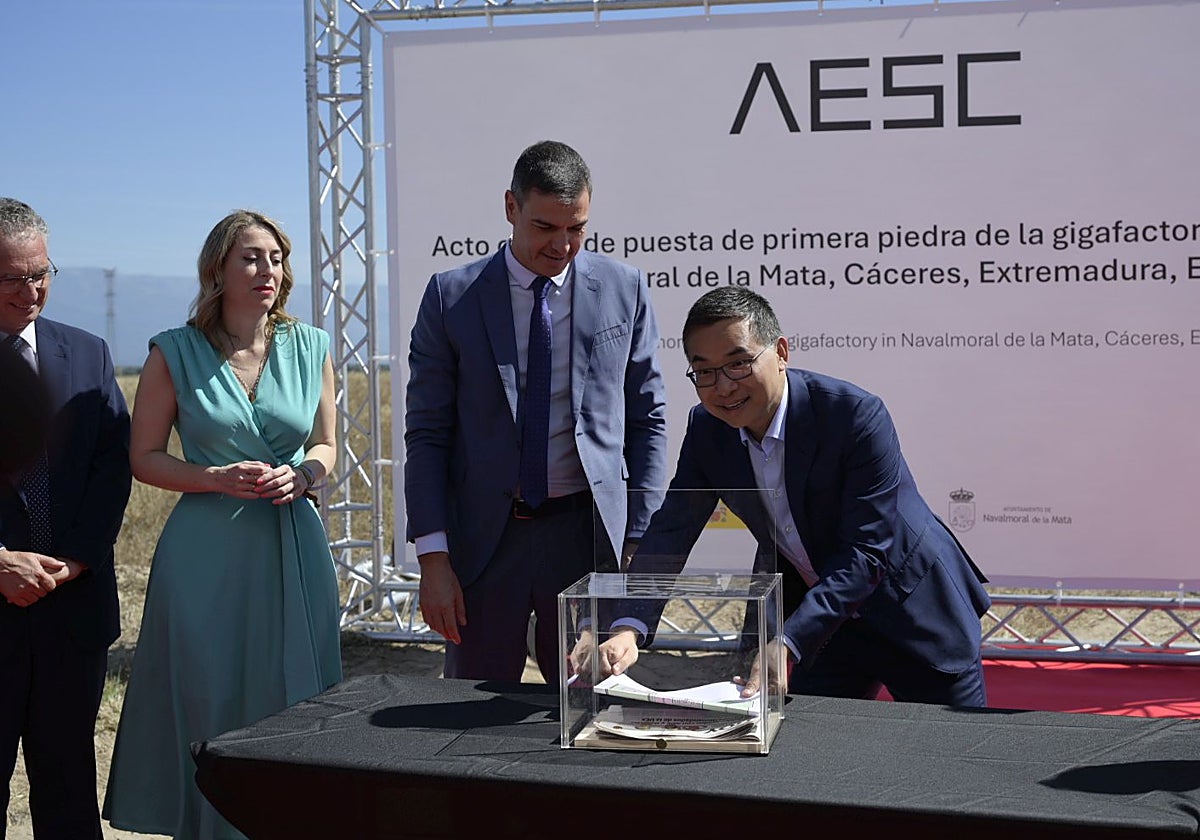 Acto de colocación de la primera piedra de la gigafactoría el pasado verano.