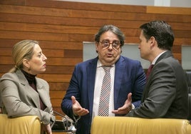 José María Vergeles, del PSOE, entre la presidenta Guardiola y el consejero Bautista en el pleno de la pasada semana.