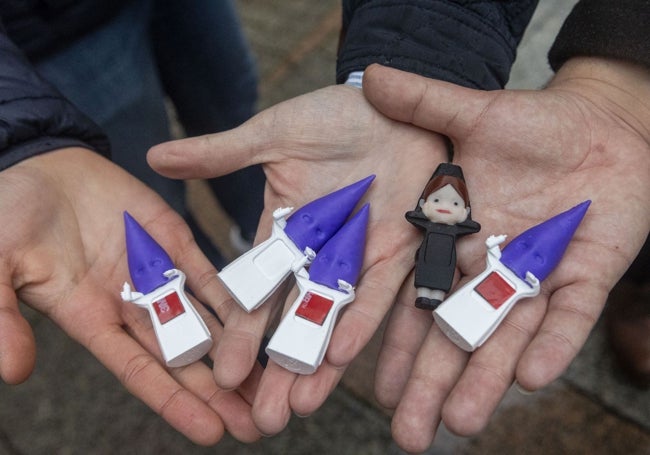La cofradía de los Ramos vende Sonny Angels personalizados con los colores de la hermandad.