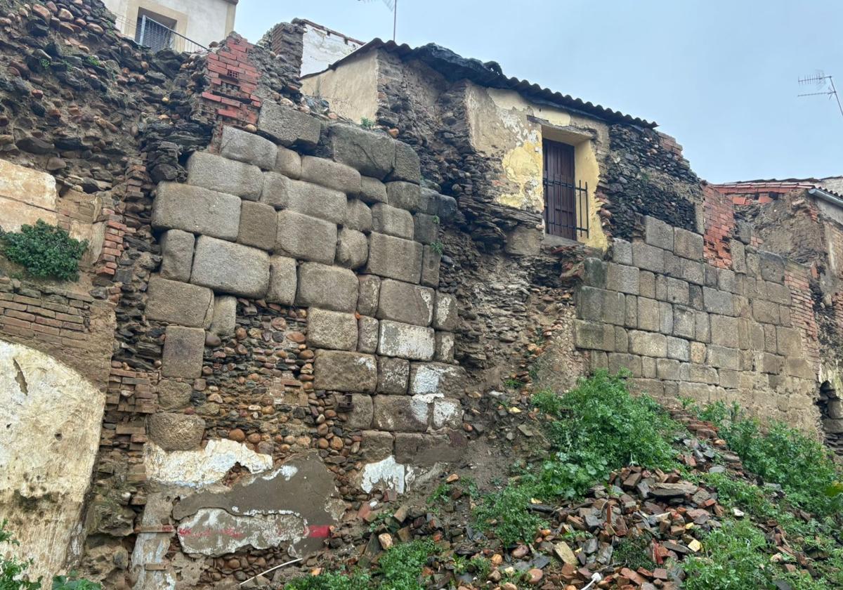 La Junta invertirá 248.000 euros en la restauración de la muralla de Coria