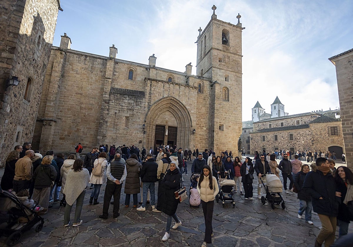 Turistas en la Ciudad Monumental de Cáceres el pasado puente de diciembre.