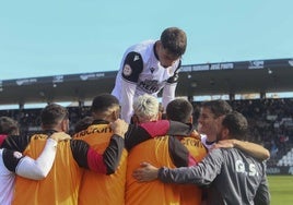 Saúl del Cerro se eleva entre sus compañeros para celebrar uno de los goles ante el Marbella.