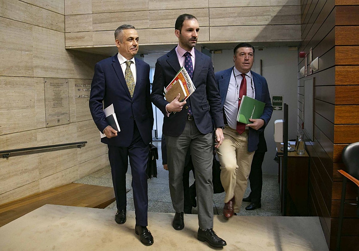 Diputados de Vox acceden al hemiciclo para un pleno en la Asamblea de Extremadura.