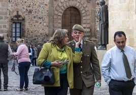 Un alumno del Cefot pasea con su familia por la parte antigua de Cáceres al término de la junta de bandera celebrada en enero de 2024.