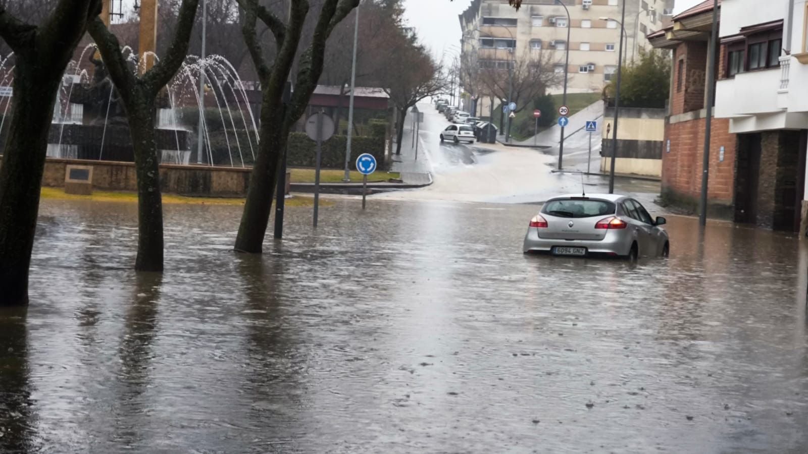 Glorieta anegada este lunes en Plasencia.