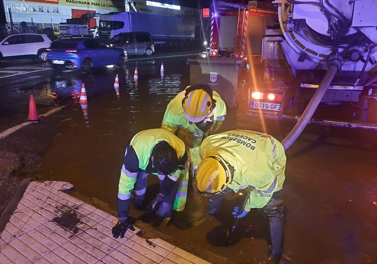 Los bomberos achican agua en la tarde de este martes en Plasencia.