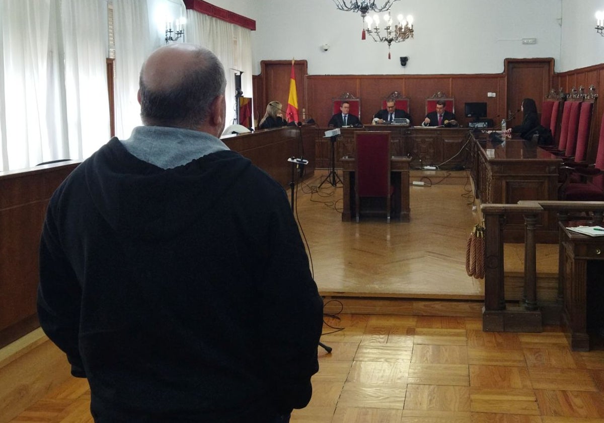 El procesado durante la vista que se celebró en la Audiencia Provincial de Badajoz.