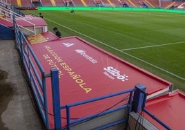 El Francisco de la Hera lució con los colores corporativos de la RFEF en el partido que la selección española femenina jugó contra Canadá.