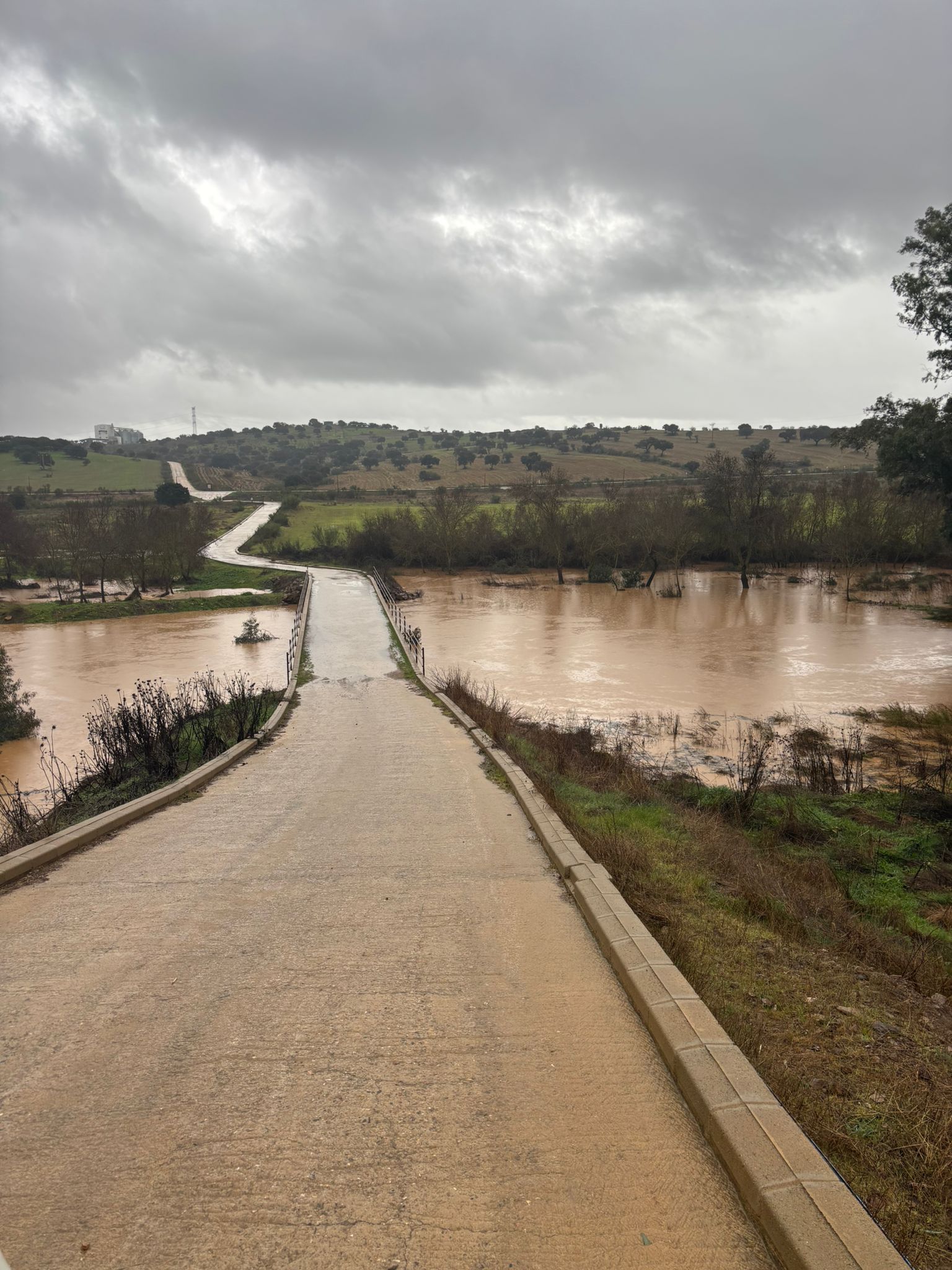 Carretera que conecta Campillo de Llerena con Azuaga anegada de agua.