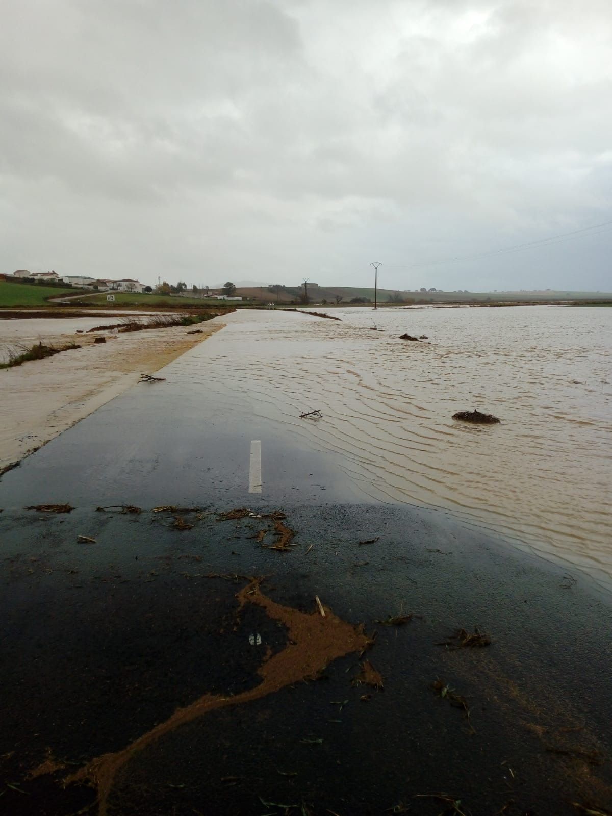 Carretera cortada en Granja de Torrehermosa al límite con Córdoba por salto de agua.