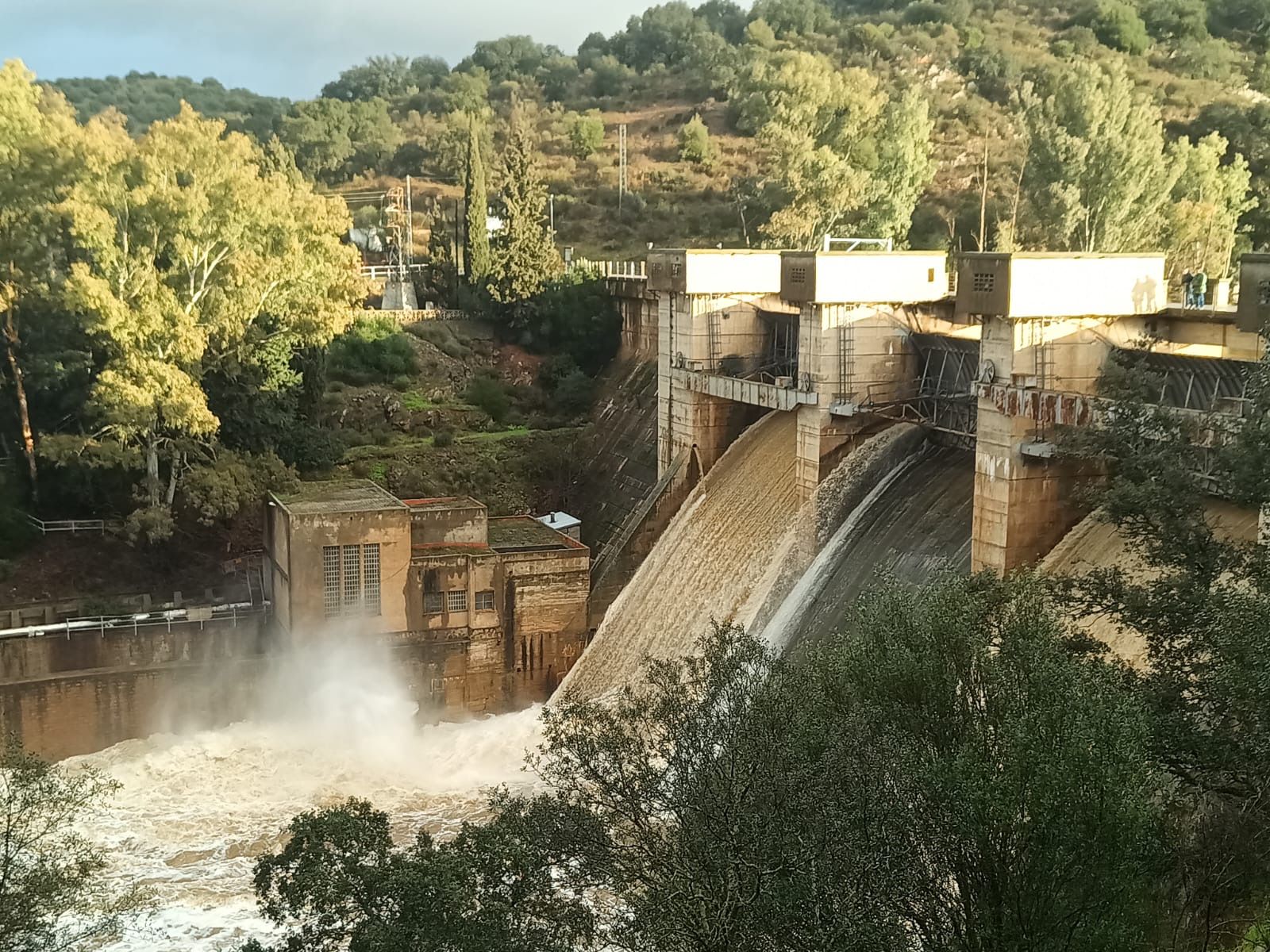 Embalse de Valuengo aliviando agua.