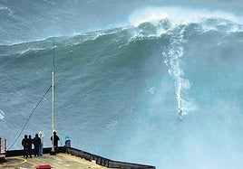 McNamara cabalga la ola de su vida, 30 metros de agua en la playa de Nazaré (Portugal) en enero de 2013.