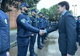 El consejero de Presidencia e Interior saluda ayer en la Academia de Seguridad Pública a un agente de la Policía Local que realiza el curso formativo en Badajoz.