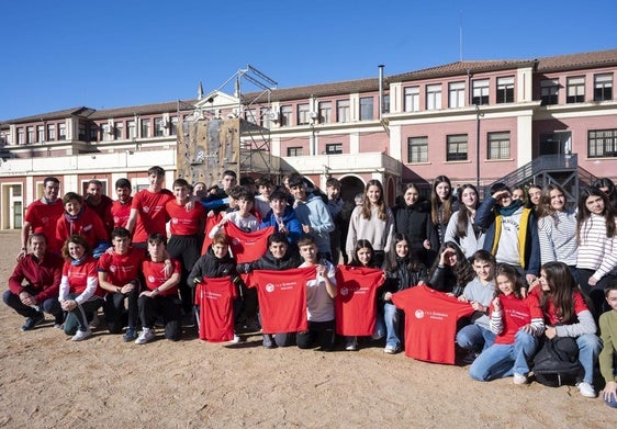 Estudiantes del Zurbarán con la camiseta que llevarán en la carrera.