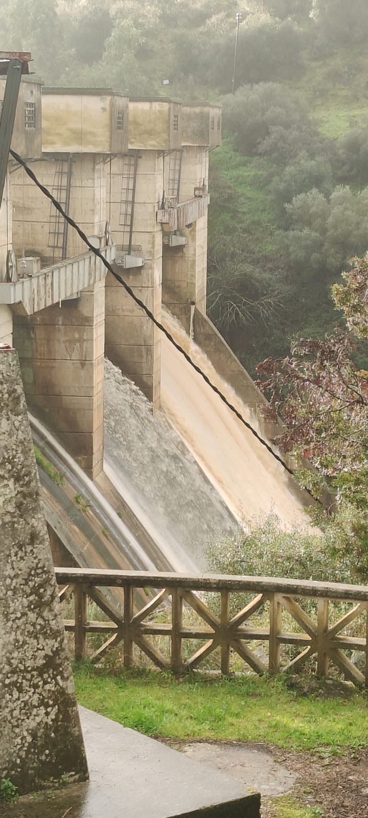 Embalse de Valuengo aliviando agua.