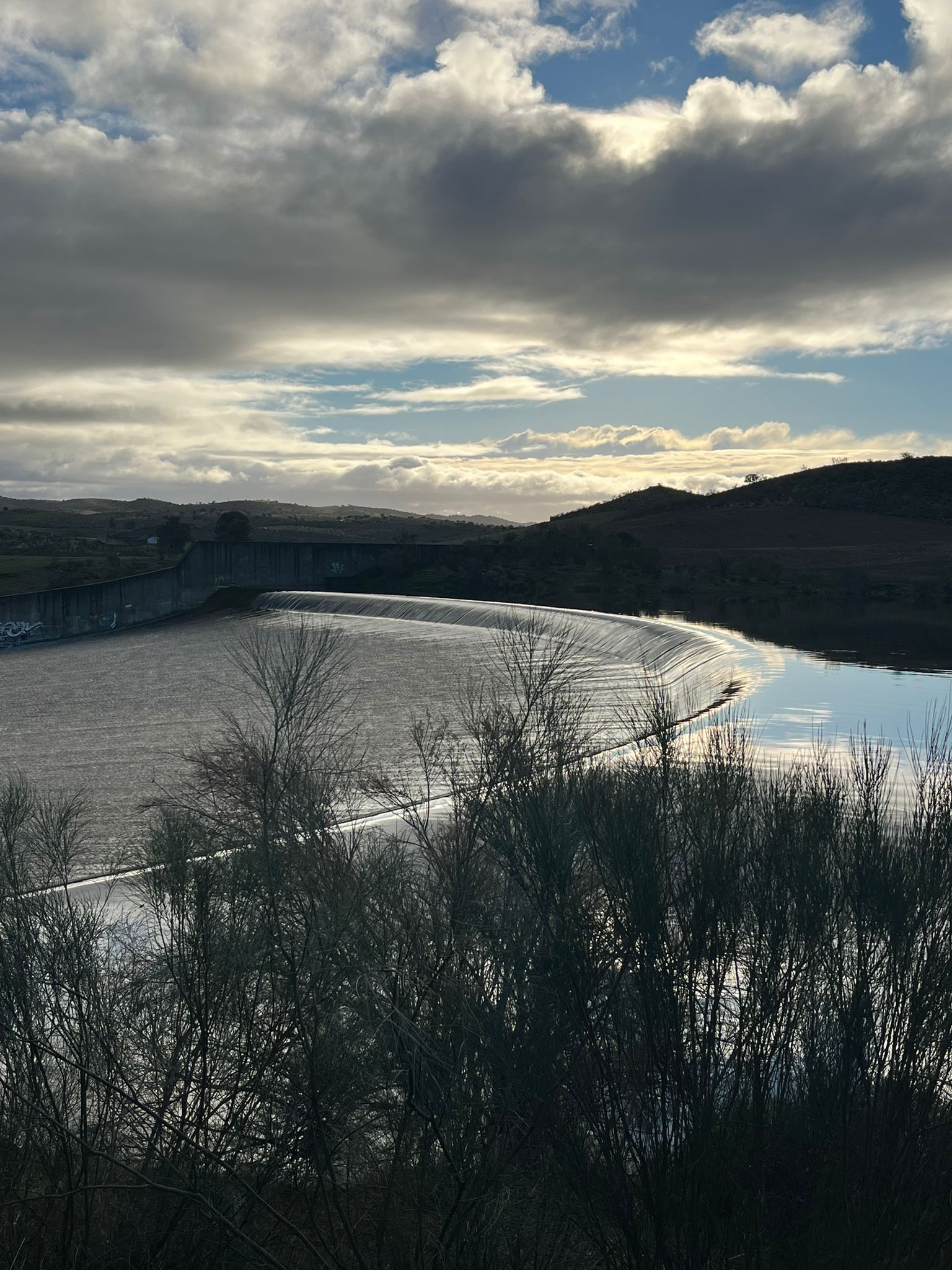 Presa de Los Molinos, que ya está desembalsando agua por el aliviadero.