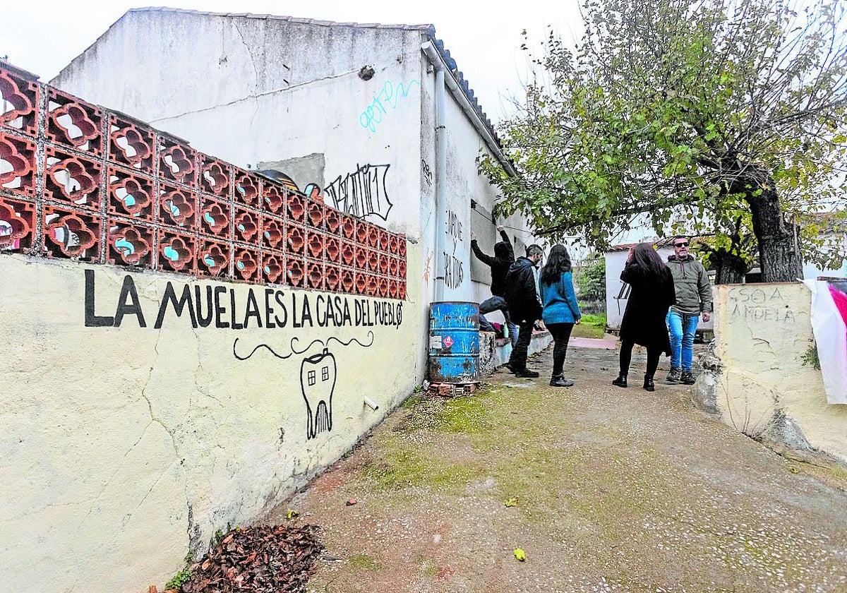 Los okupas de La Muela denunciarán al Ayuntamiento de Cáceres si les desalojan sin orden judicial