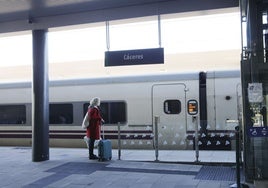 Una viajera en la estación de tren de Cáceres.