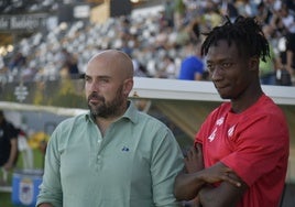 Luis Oliver Sierra con el jugador Mensah en el partido de ida entre el Badajoz Y el Azuaga.