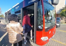 Usuarios del transporte urbano de Mérida subiéndose ayer al autobús en el Paseo de Roma.