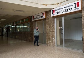 Una de las tiendas que cerró sus puertas en la estación.