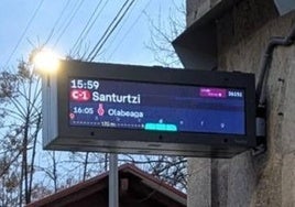 El cartel indicador de la estación de Aljucén que avisaba erróneamente de la llegada de un tren desde Santurce.