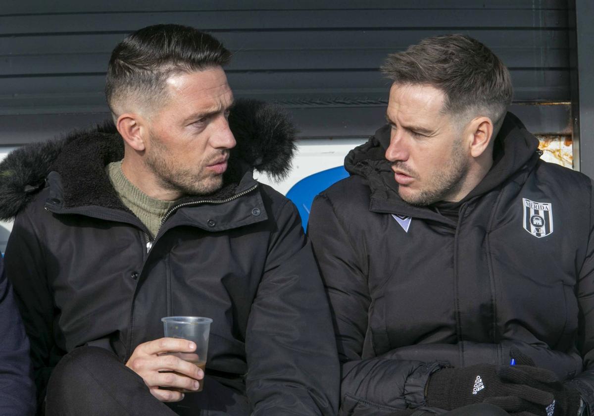 David Rocha y Sergi Guilló charlando en la previa del partido ante el Marbella.