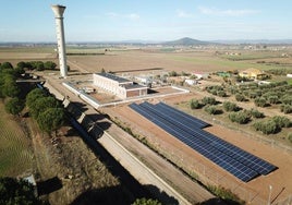 Imagen de archivo de una de las ocho fotovoltaicas de autoconsumo de la comunidad de regantes del Zújar, junto a la torre de elevación y el canal, en Mengabril.