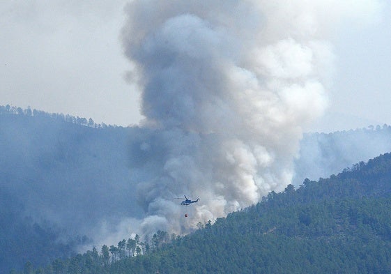 Incendio en Las Hurdes en julio de 2022. Empezó en un risco cercano a las viviendas de Ladrillar.