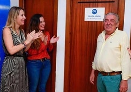 María Guardiola y Juan de Dios Rayo, en la inauguración de la nueva sede del PP de Almendralejo, cuya sala de juntas está nombrada en honor al segundo.