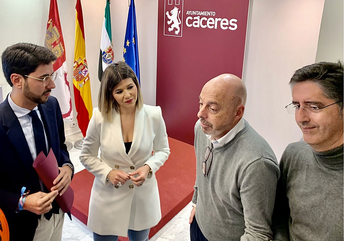 Ángel Orgaz, concejal de Economía (izda), junto a la responsable del IMAS, Encarna Solís, Pedro Muriel y Víctor Bazo.