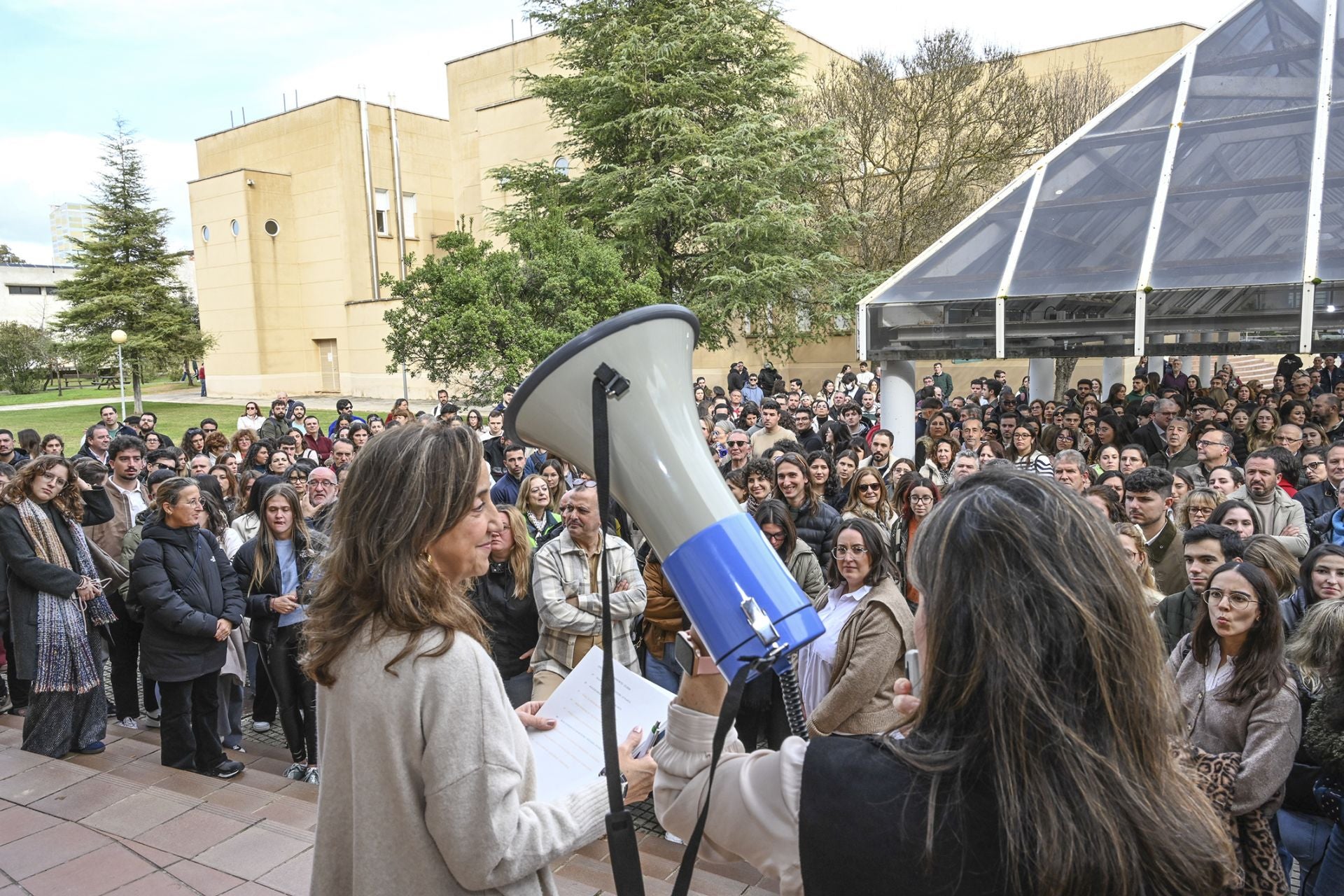 FOTOS | Los candidatos se presentan a los exámenes del MIR en Extremadura