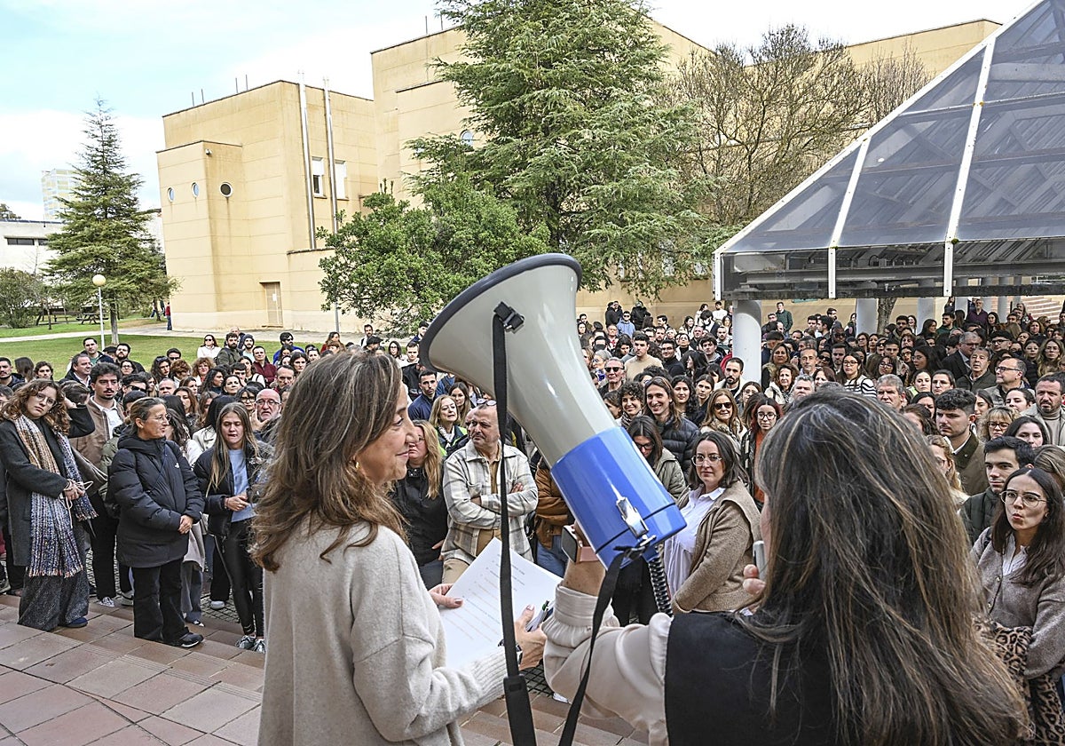 El llamamiento de los candidatos comenzó en la Facultad de Económicas de Badajoz a las 15.00 horas.