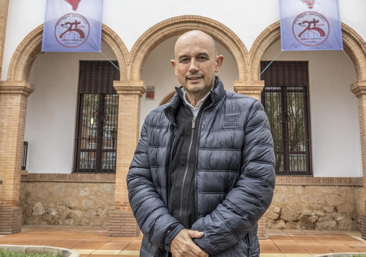 Diego Muñoz a las puertas del Colegio Diocesano de Badajoz.