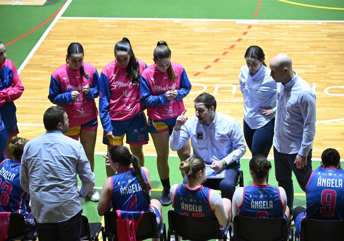 Daniel Carreras da instrucciones a sus jugadoras.