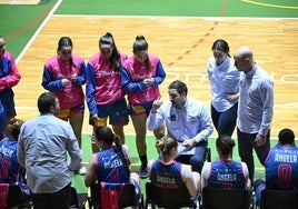 Daniel Carreras da instrucciones a sus jugadoras.