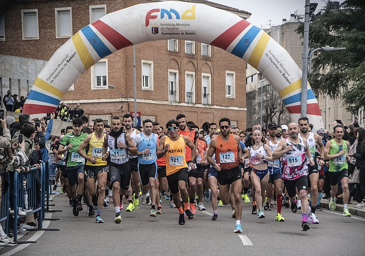 Los participantes toman la salida frente al Baluarte de Menacho.
