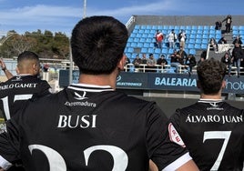 Los jugadores del Mérida se acercaron a los aficionados presentes en Can Misses para pedirles disculpas por el mal partido.