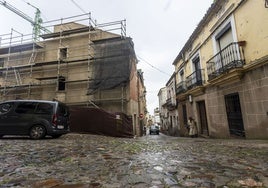 Inicio de la calle Godoy en su confluencia con Zapatería. A la izquierda, ala de nueva construcción del Hilton.