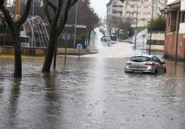 Calles y avenidas inundadas en Plasencia este martes.