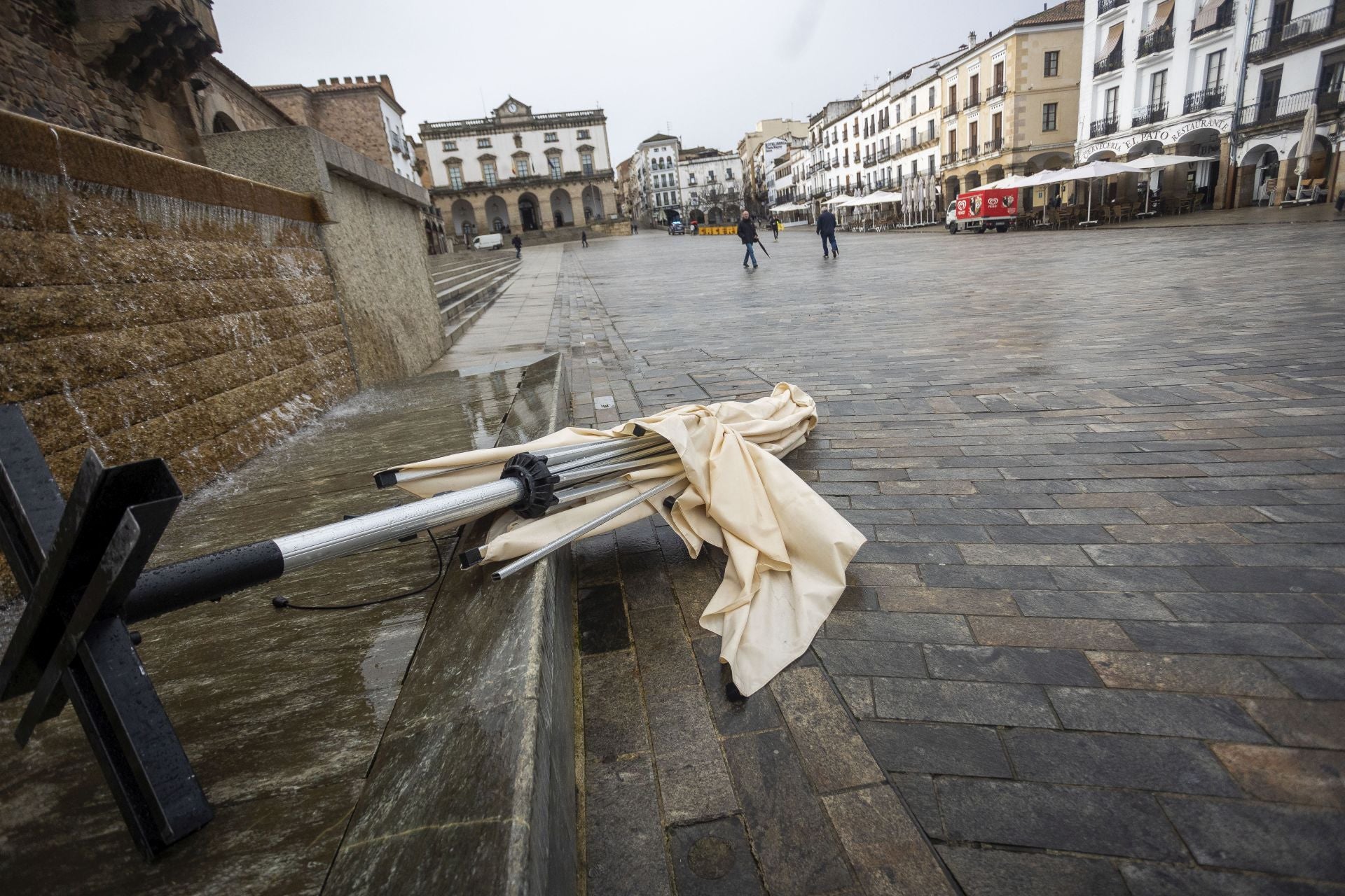 El viento ha arrastrado varios parasoles en la Plaza Mayor de Cáceres