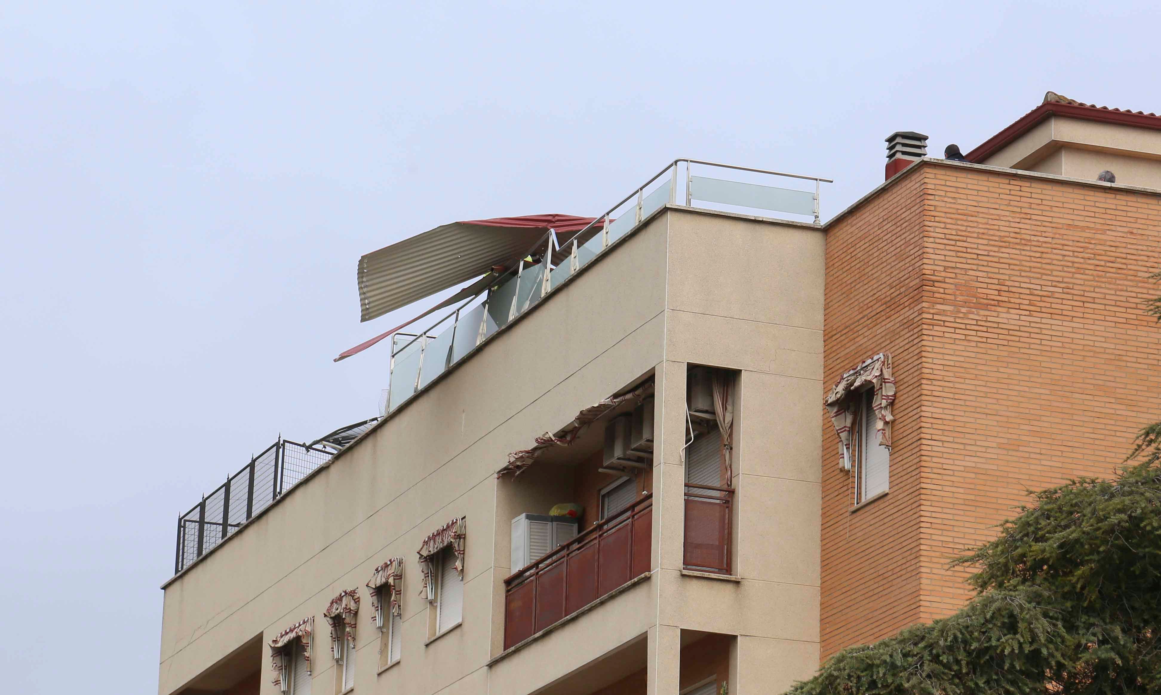 Efectivos del parque de bomberos de Mérida y trabajadores del Ayuntamiento han retirado la cubierta del centro de Salud que ha volado por las rachas de viento de la borrasca Herminia.