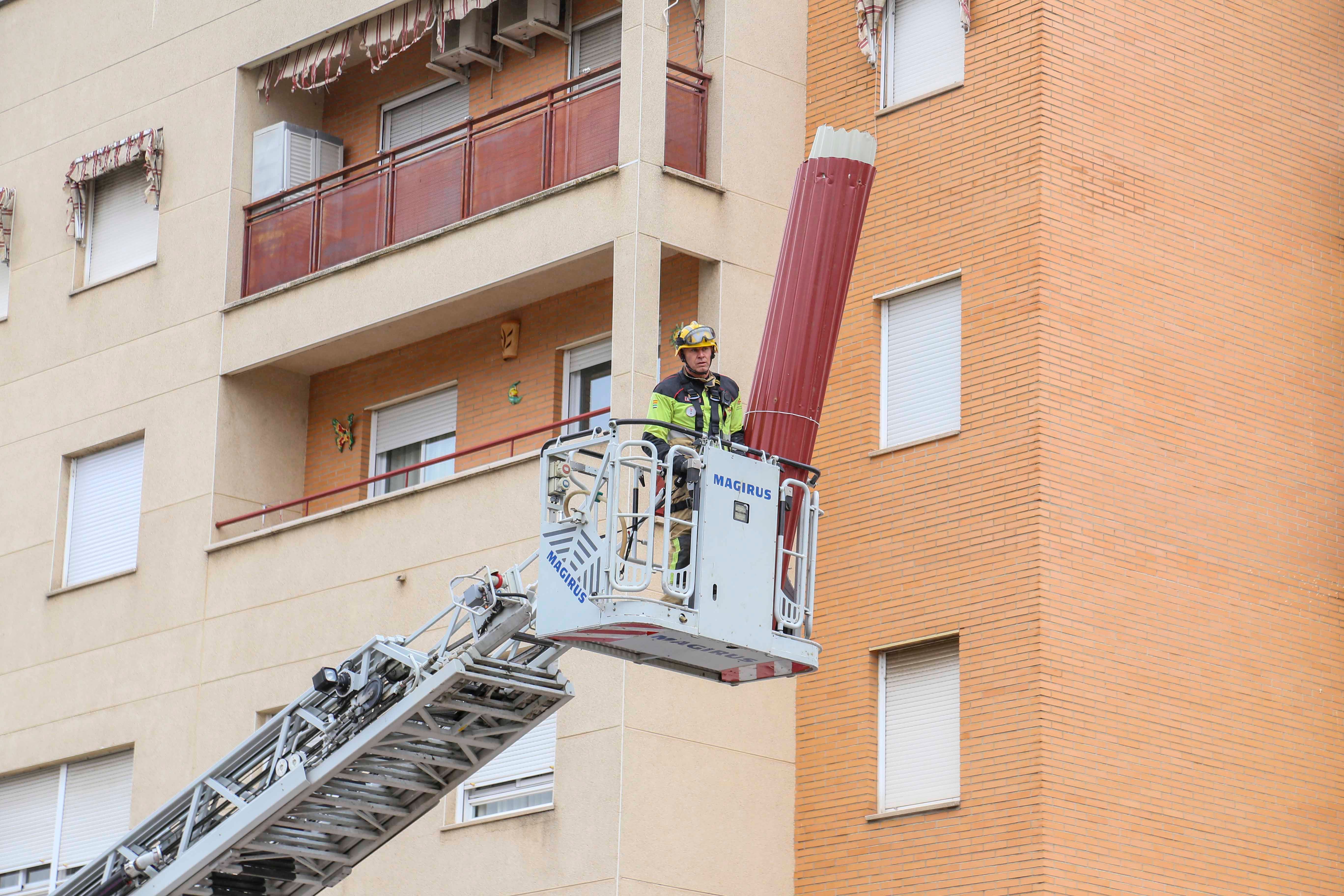 Efectivos del parque de bomberos de Mérida y trabajadores del Ayuntamiento han retirado la cubierta del centro de Salud que ha volado por las rachas de viento de la borrasca Herminia.