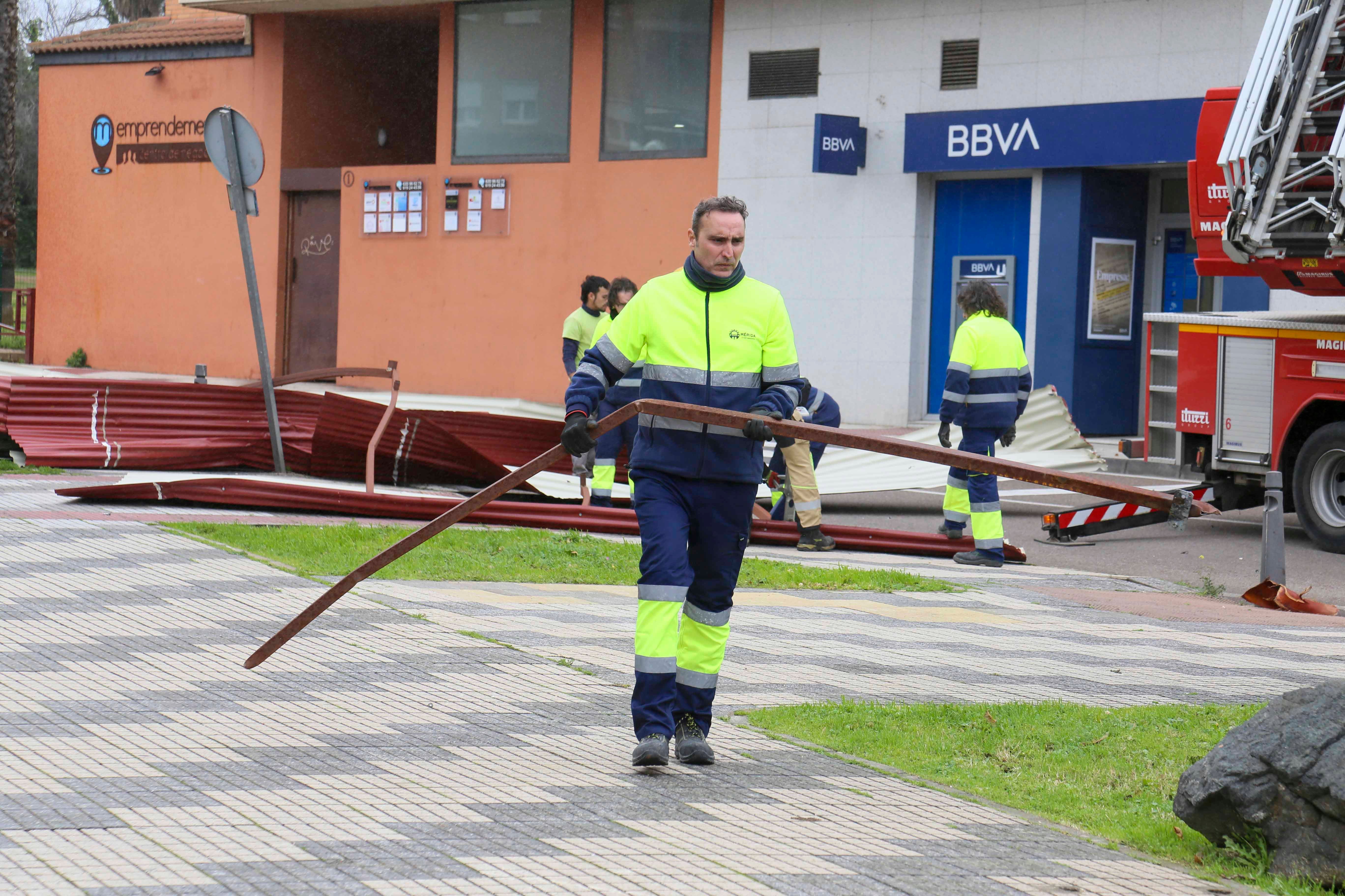 Efectivos del parque de bomberos de Mérida y trabajadores del Ayuntamiento han retirado la cubierta del centro de Salud que ha volado por las rachas de viento de la borrasca Herminia.